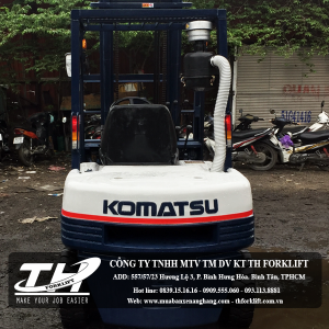 Xe nâng dầu ngồi lái Komatsu 1